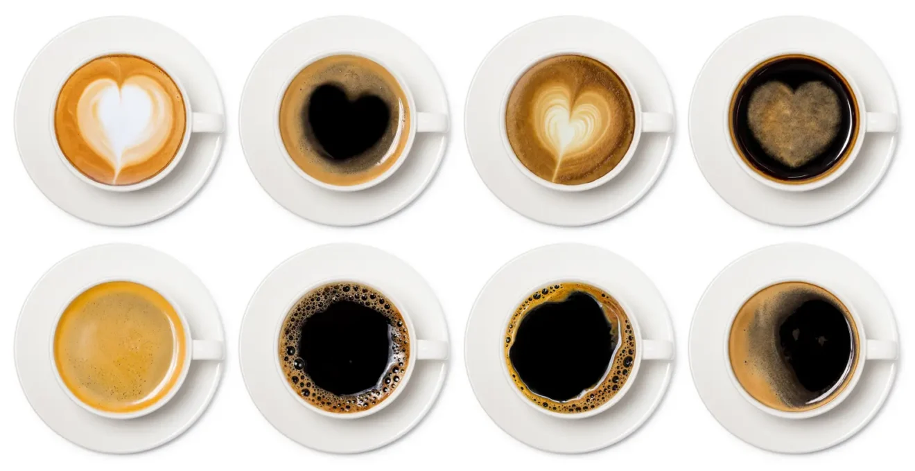 Deux tasses de café caféiné côte à côte sur un plateau de dégustation, avec une cuillère et des grains en arrière-plan.